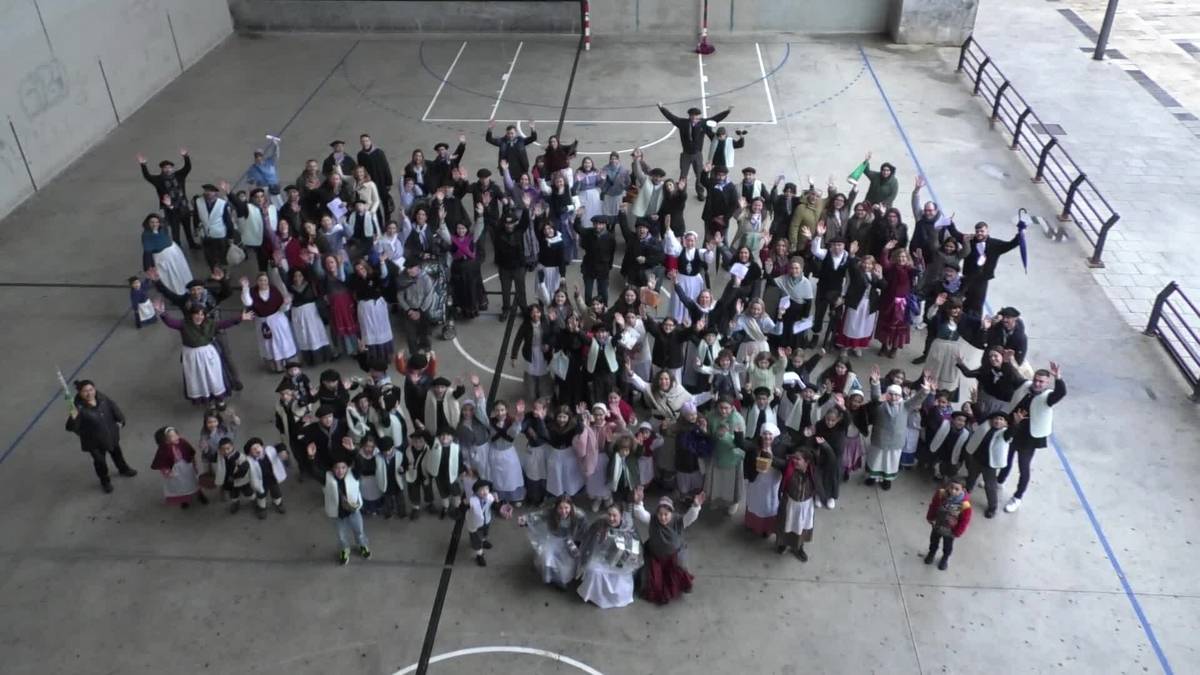 Kantu eta txokolate beroarekin goxatu dute Gabon goiza Murumendi Ikastetxeko ikasle, irakasle eta gurasoek