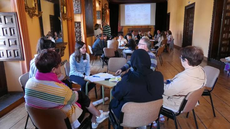 Zaintzaren inguruan diharduten herritarrak eta eragileak elkartu dira elkar entzuteko