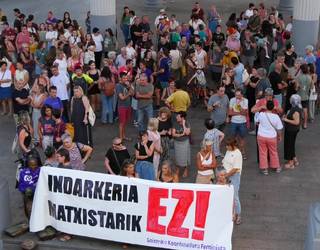 CAFeko gertakari matxistak salatzeko elkarretaratzea egin zuten Goierriko Koordinadora Feministak deituta