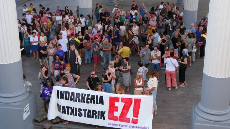 CAFeko gertakari matxistak salatzeko elkarretaratzea egin zuten Goierriko Koordinadora Feministak deituta