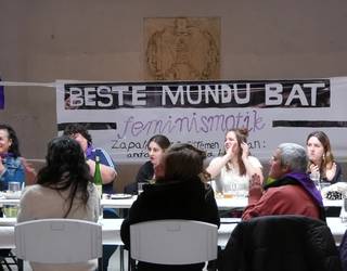 Beasaingo Asanblada Feministako kideek batera bazkaldu zuten Emakumearen Nazioarteko Egunean