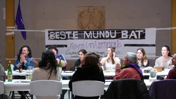 Beasaingo Asanblada Feministako kideek batera bazkaldu zuten Emakumearen Nazioarteko Egunean