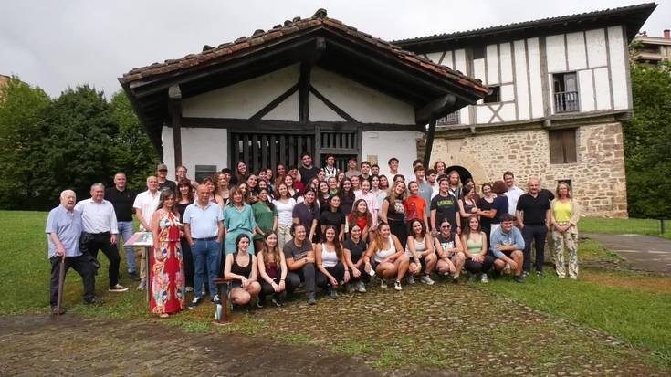 Euskal kulturan murgiltzeko bidaia hasi dute Ateak Ireki programako 22 gaztek