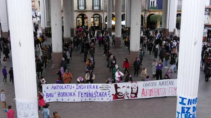 M-8-a ospatu zen Ordiziako plazan eta Amparo Monroy-ren oroimeneko omenaldia burutu zen