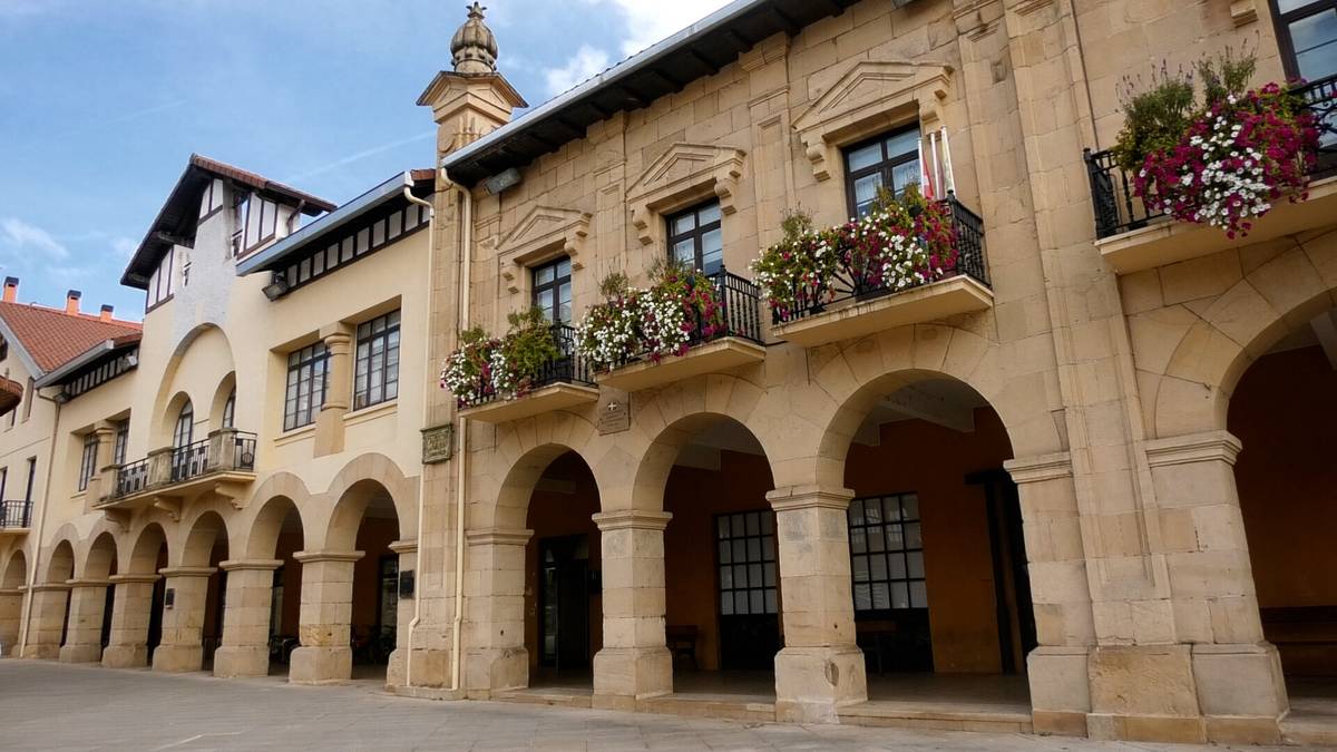 Lan-baldintzak hobetzearen aldeko lanuzteak egin dituzte udal langileek