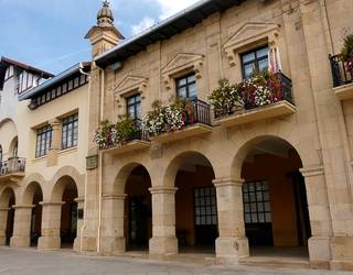 Lan-baldintzak hobetzearen aldeko lanuzteak egin dituzte udal langileek
