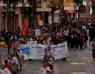 Manifestazio jendetsu batean bildu ziren goierritarrak gutxieneko soldata propio baten alde