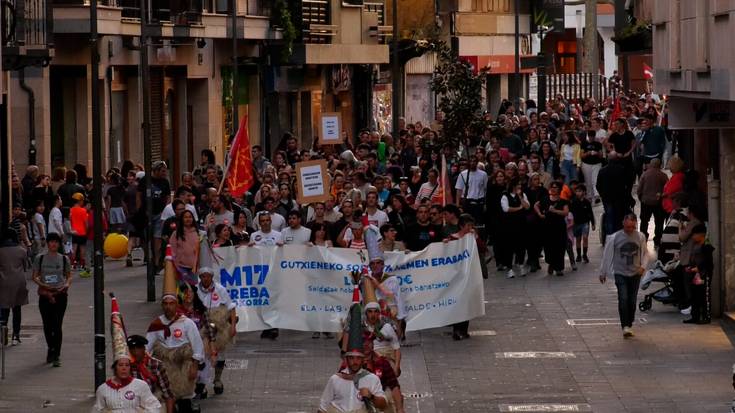 Manifestazio jendetsu batean bildu ziren goierritarrak gutxieneko soldata propio baten alde
