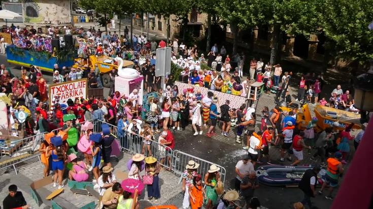 Kolorez, umorez eta mozorroz bete dira Zegamako kaleak