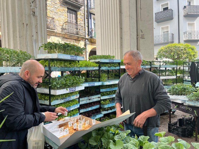 Adur Ezenarro Ordiziako alkateak pintxoak banatu zizkien baserritarrei San Isidro egunean