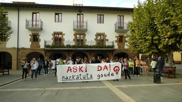 Igandean salatutako eraso matxista arbuiatzeko elkarretaratzea egin zuten