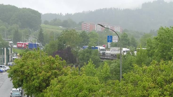 5km-ko auto pilaketak N-1ean Irungo norantzan Legorretan kamioi batek izandako istripu baten ondorioz