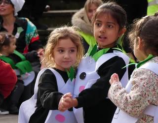 Urdaneta Eskolak azokako produktuak dantzan jarri ditu inauteriak ospatzeko