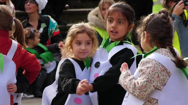 Urdaneta Eskolak azokako produktuak dantzan jarri ditu inauteriak ospatzeko