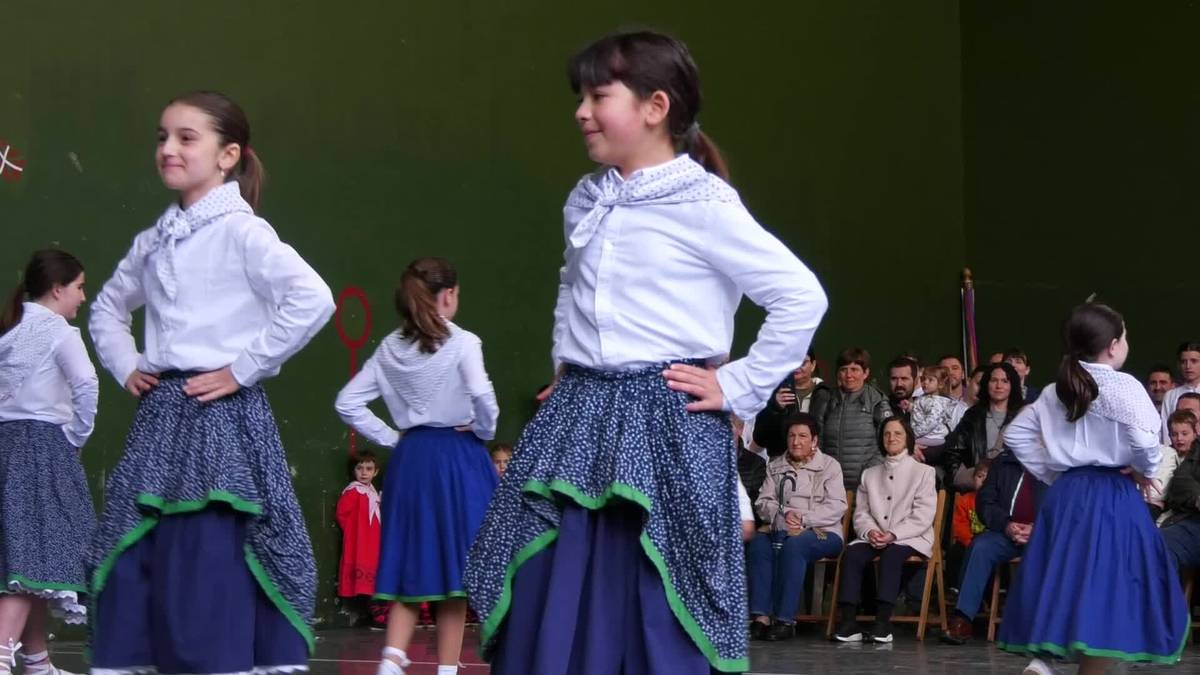Herriarteko Dantzari Gazteen Topaketa ospatu zen Larunbatean Legorretako plazan