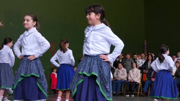 Dantza izan zen protagonista Azintzio Eguneko euskal erromerian