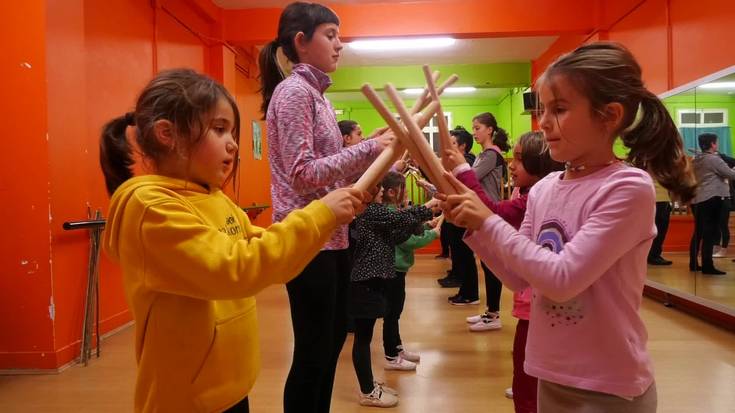 Beasaingo Ostadar Dantza Taldeak entsegu irekia egin zuen iñauterietako desfile herrikoia prestatzeko