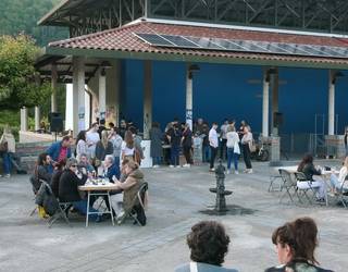 Bederatzi garagardo ezberdin dastatzeko aukera izan zuten Aramako garagardo azokan