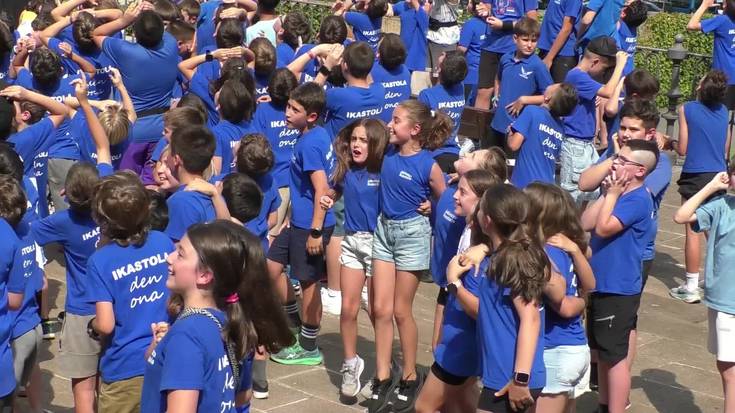 Jakintzako ikasleek ikasturte amaierako festa ospatu zuten herrian zehar