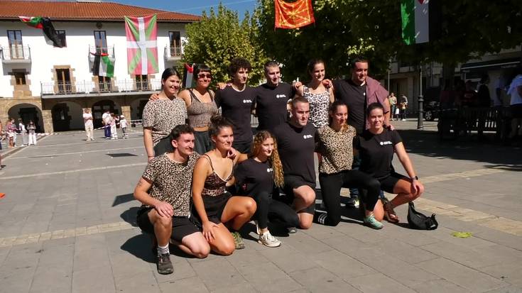Herri kirolek hartu zuten plaza Jotake Lazkaun eguneko goiz eguzkitsuan