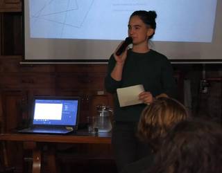 Gazte-hizkerari buruzko hitzaldia eskaini zuen Maddi Aiestaran beasaindarrak