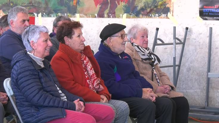 Gerriko liburu dendaren sortzaileak omendu zituzten Liburu eta Disko Azokan