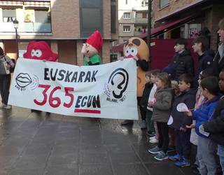 Ikastolako ikasleek denon artean etorkizuna euskaraz marraztea eskatu dute