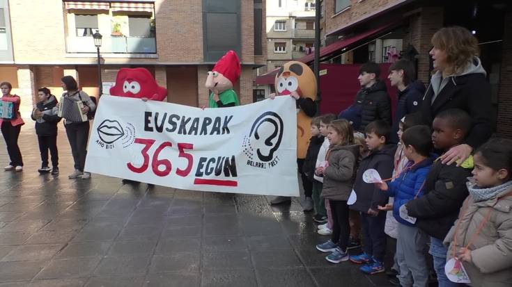 Ikastolako ikasleek denon artean etorkizuna euskaraz marraztea eskatu dute