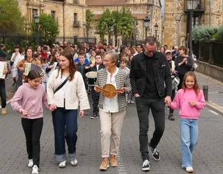 Lazkaotarrek Kilometroakeko lekukoari ongi etorria egin diote jai giroan