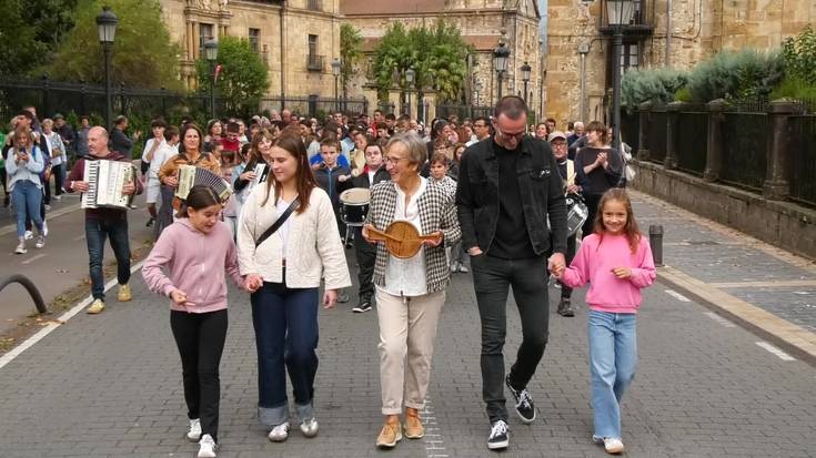 Lazkaotarrek Kilometroakeko lekukoari ongi etorria egin diote jai giroan