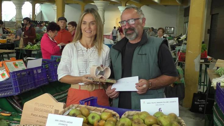 Fruitu eta barazki eta Errezil sagarren lehiaketako sariak banatu dituzte astearteko azokan