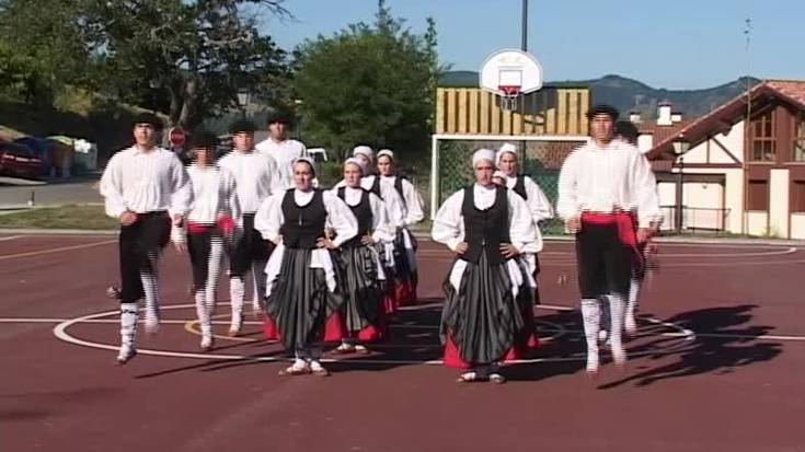 Suziri eta kanpai jotzeak eta futbol zelai inaugurazioa