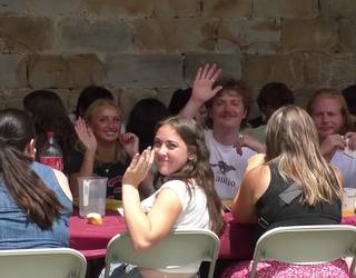 2026ko Ateak Ireki ekimenerako Ipar Amerikako gazteak etxean hartu nahi dituzten familiek izena eman dezakete dagoeneko