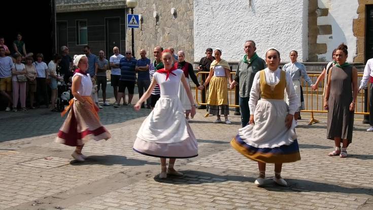 Soka dantzak giro berezia sortu du Zegamako herriko plazan