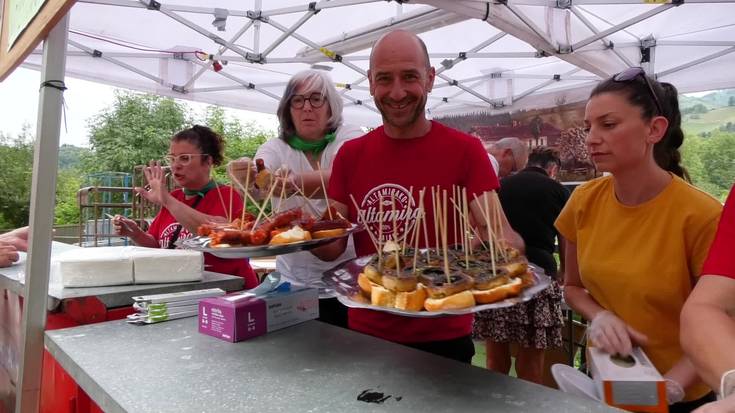 Txistorra eta txanpiñoi pintxoekin hasi zuten Altamirako festetako azken eguna