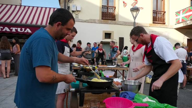 Tortilla lehiaketaren aitzakian elkartu ziren herritarrak