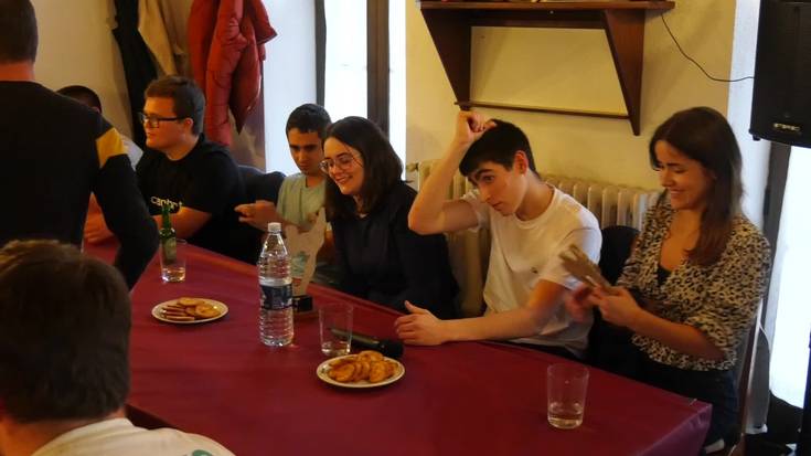 Iruri Altzerreka eta Janire Arrizabalaga sailkatu ziren Aztiri Bat Bertso Sarian Osinaldeko finalerako