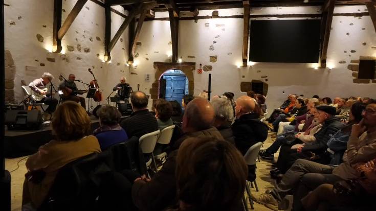 "Aberriak eta atzerriak" lana aurkeztu zuen Jokin Lasak Igartzako jauregian