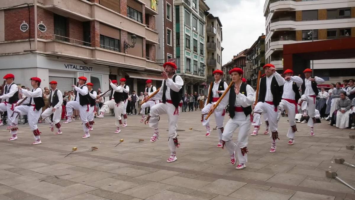 Dantza Topaketarekin eman zioten amaiera Loinatz jaiei