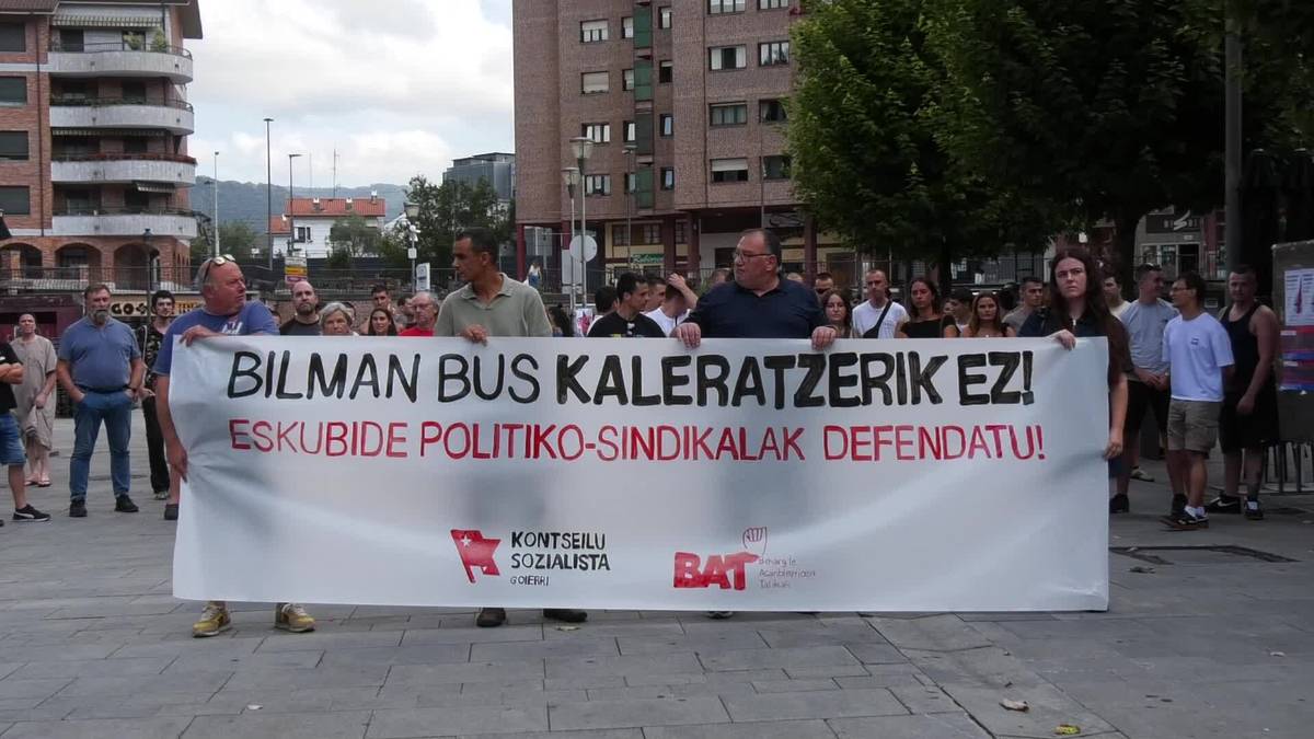 Bilman Bus enpresak kaleratutako langileari elkartasuna adierazteko elkarretaratzea egin zuten