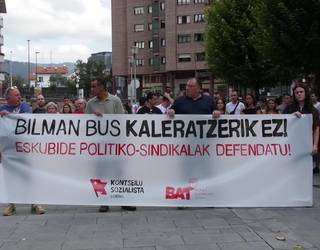 Bilman Bus enpresak kaleratutako langileari elkartasuna adierazteko elkarretaratzea egin zuten
