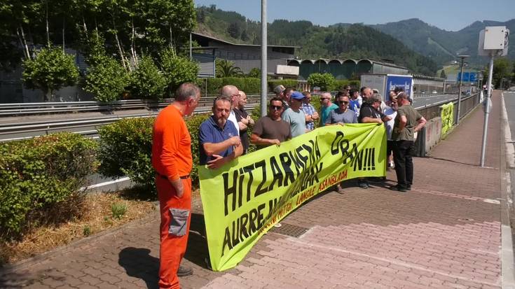 Hitzarmen duin baten alde lanuzteak egiten ari dira ArcelorMittal enpresako langileak