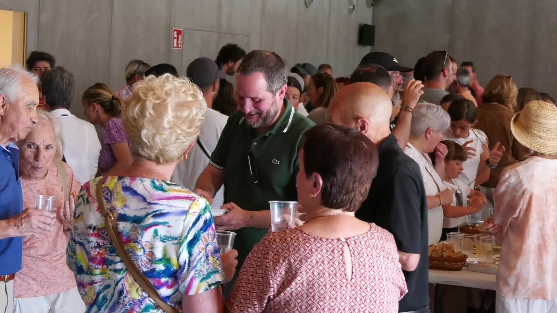 Eguzkitik babestuta elkartu dira olaberritarrak San Joanetako hamaiketakoan