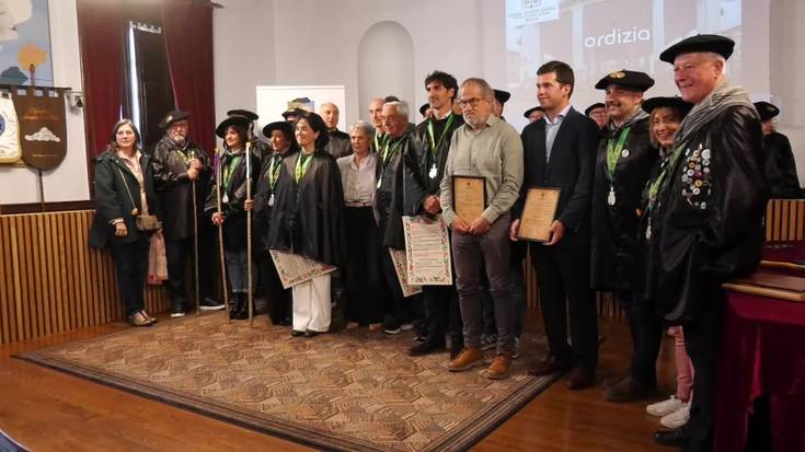 Hiru goierritar ohorezko kofradiakide berrien artean