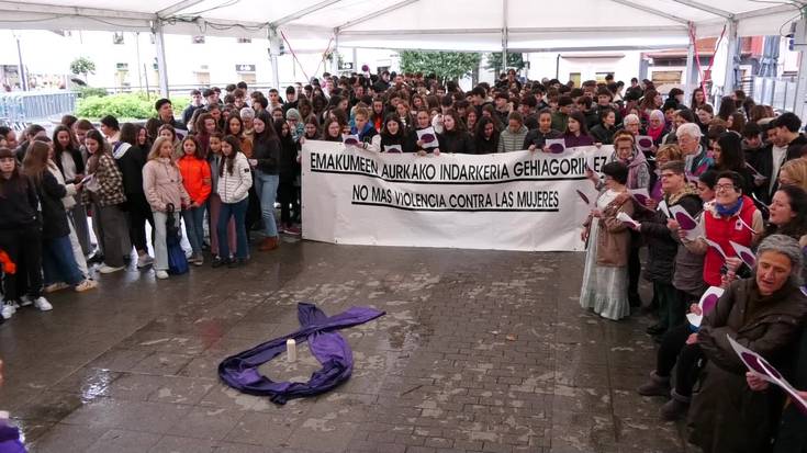 Plaza bete da Kimetz elkarteak antolatutako Emakumeen kontrako Indarkeria Desagerrarazteko Nazioarteko Eguneko ekitaldian