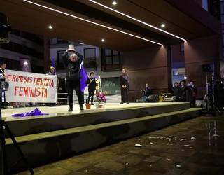 Indarkeria matxistaren aurkako mezua zabaltzeko batu ziren atzo Beasainen