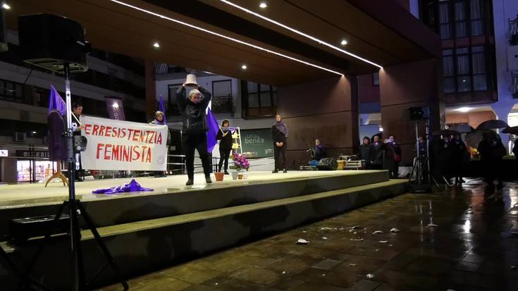 Indarkeria matxistaren aurkako mezua zabaltzeko batu ziren atzo Beasainen