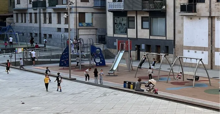 Euskarazko jolasak parkera itzuliko dira Parketarrak egitasmoarekin