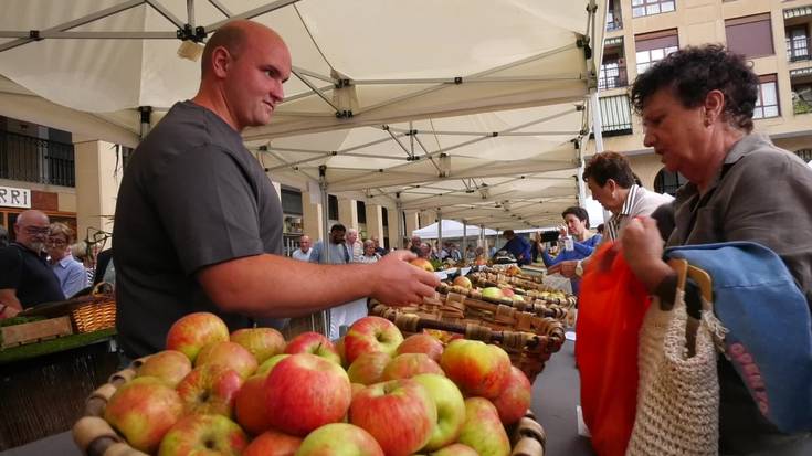 Euskal oiloak, fruituak eta barazkiak ere protagonista azokan