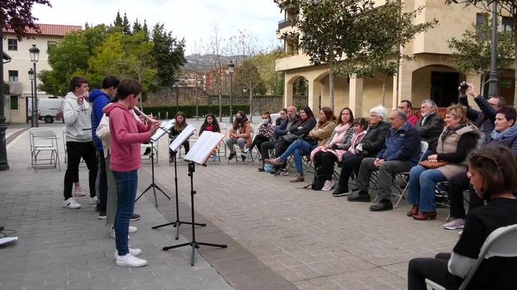 Lazkao Txiki Musika Eskolako ikasleek “musika kalean” ikuskizuna eskaini zuten aste kulturalaren barruan
